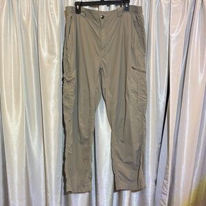 Columbia Men's Omnishade Fishing Cargo Pants, khaki, 38x30, EUC, utility pants